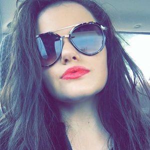 Meet your Posher, Laryn